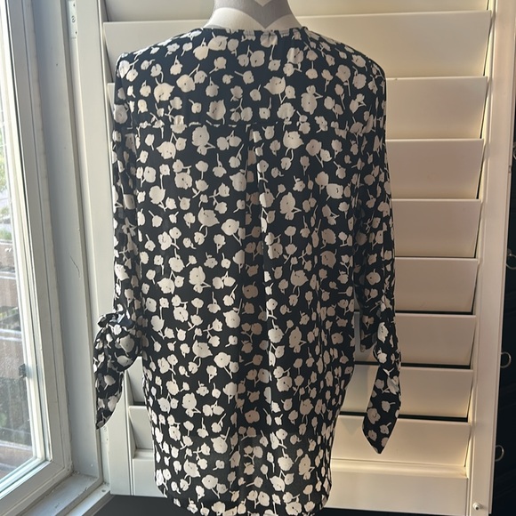 Black and white drapey west kei long 3/4 sleeve blouse in size M. - Picture 6 of 6